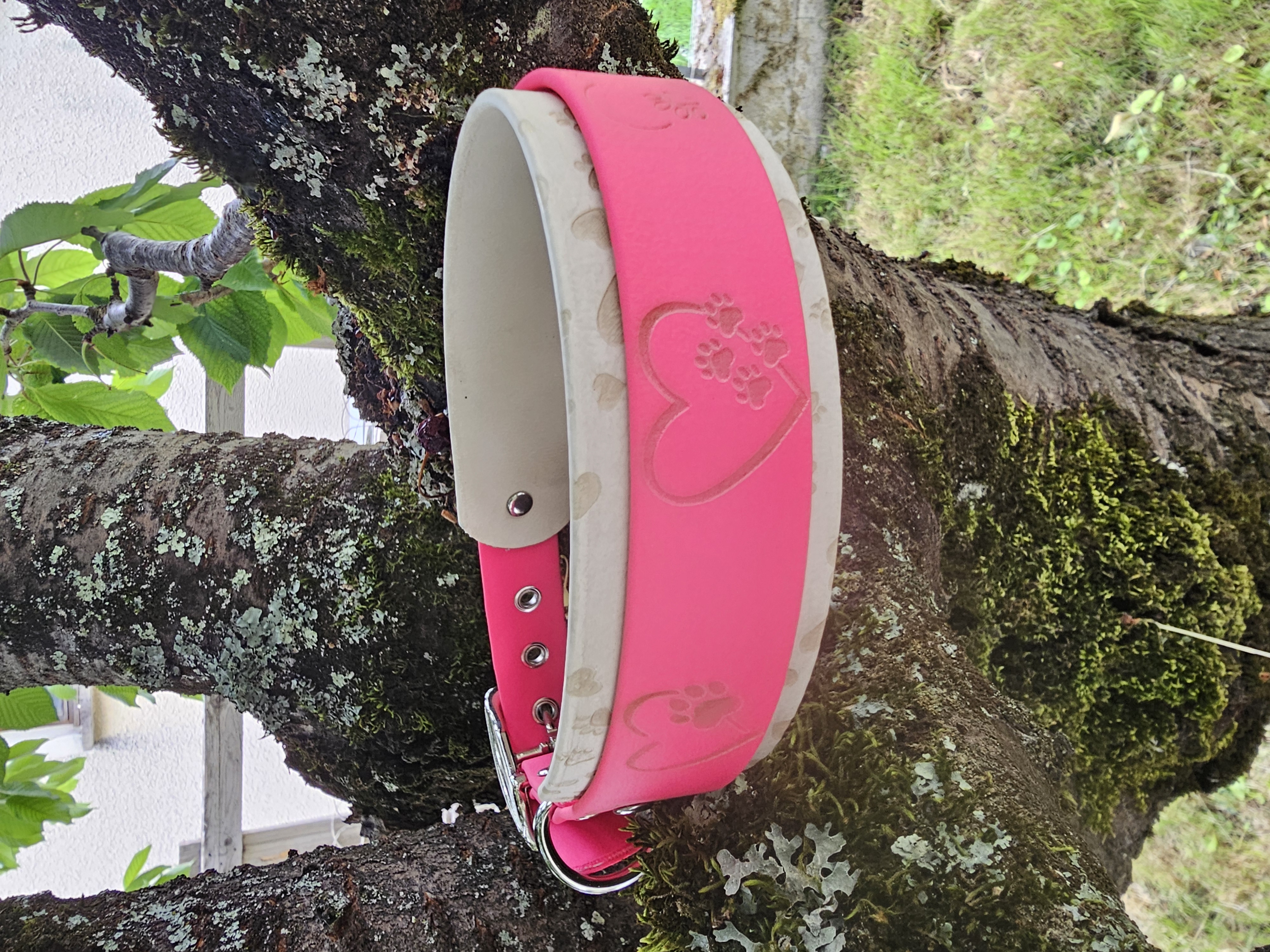Collier double épaisseur — Rose fuchsia & Beige, gravure cœurs